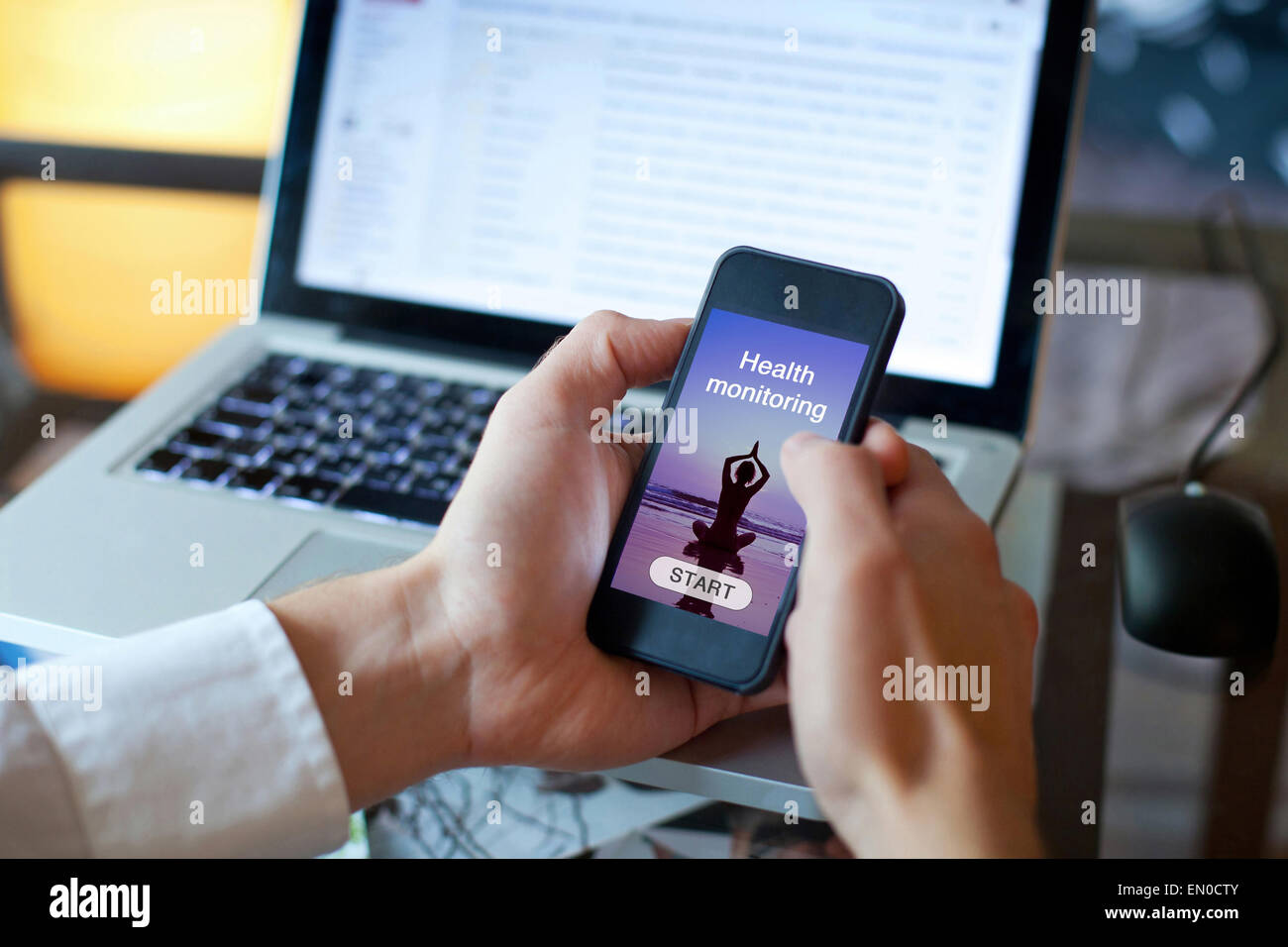 Gesundheitsüberwachung Anwendung auf Smartphone verwenden Stockfoto