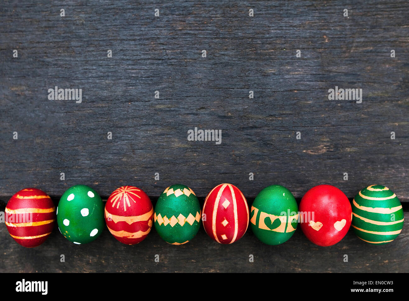 Ostereier auf hölzernen Hintergrund Stockfoto