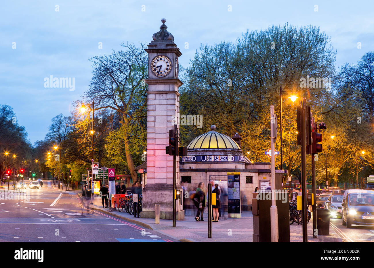 Clocktower und Rohr bei Nacht Clapham Old Town London UK Stockfoto
