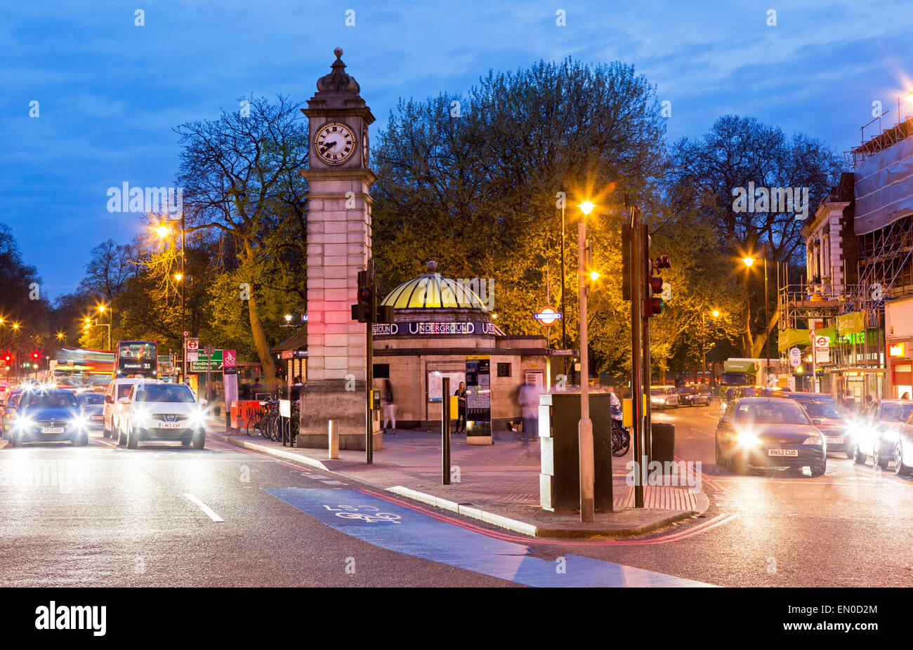 Clocktower und Rohr bei Nacht Clapham Old Town London UK Stockfoto