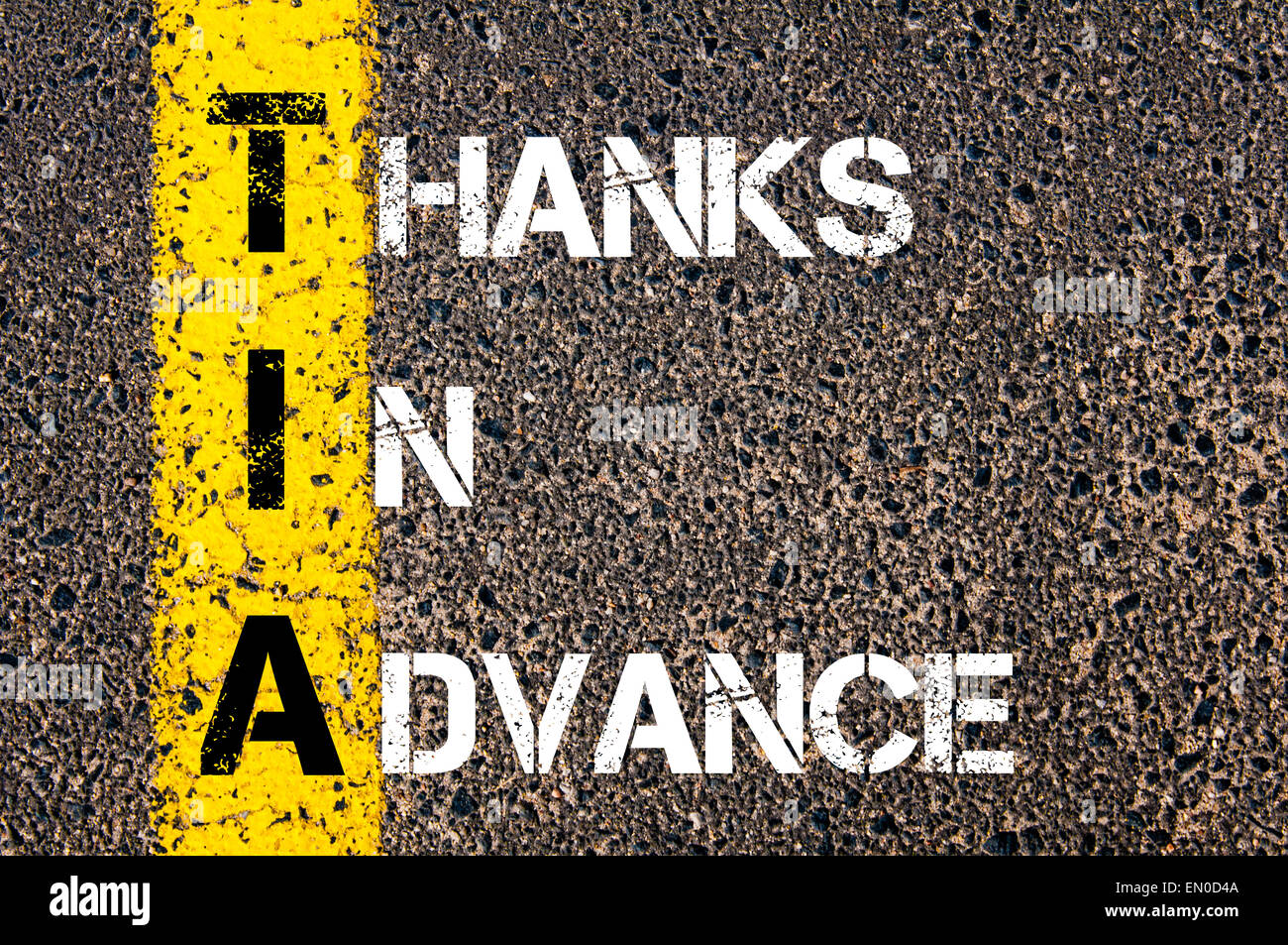 Geschäft Abkürzung TIA da vielen Dank im Voraus. Gelbe Farbenlinie auf der Straße gegen Asphalt Hintergrund. Konzeptbild Stockfoto