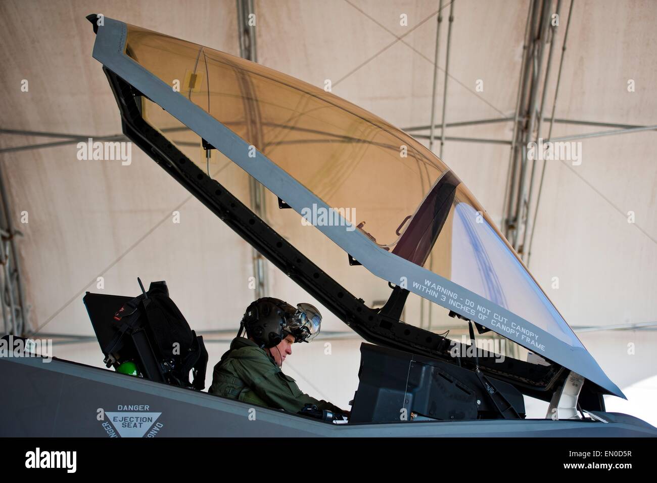 Royal Australian Air Force Squadron Leader Andrew Jackson, f-35 Lightning II Flugschüler, bereitet sich auf seine F-35A beenden Sie nach Abschluss seiner letzten Flug 23. April 2015 auf Eglin Air Force Base, FL. Jackson schrieb Geschichte als des ersten australische Pilot der F-35A zu fliegen. Stockfoto