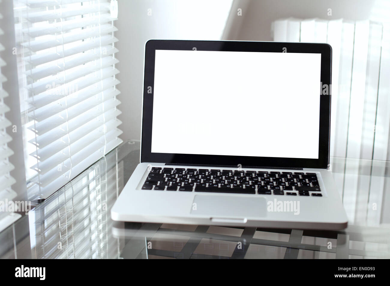 Notebook mit großem Bildschirm leer in modernen Interieur Stockfoto