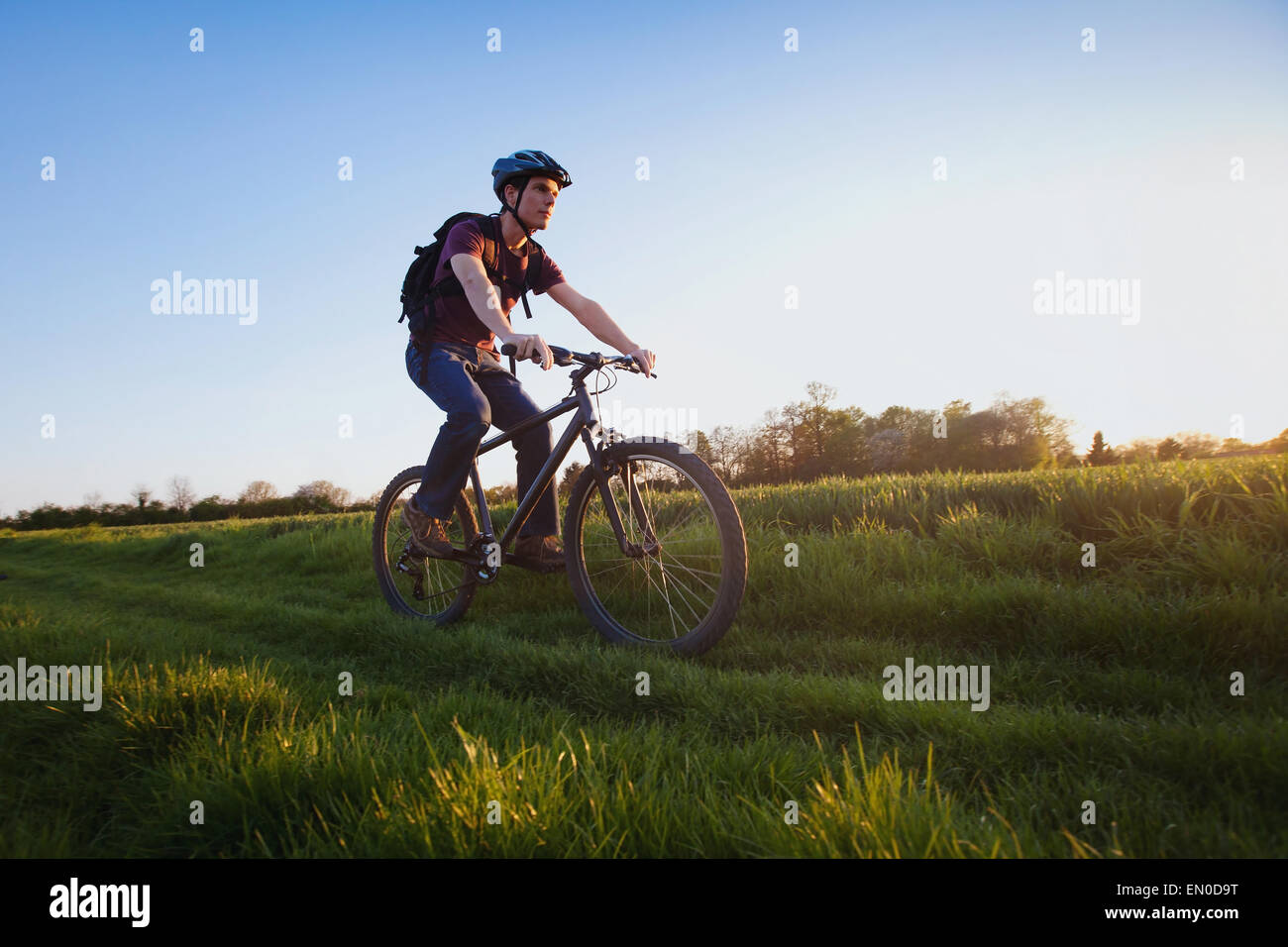 Outdoor-Sport, junger Mann Reiten Fahrrad in der Natur Stockfoto