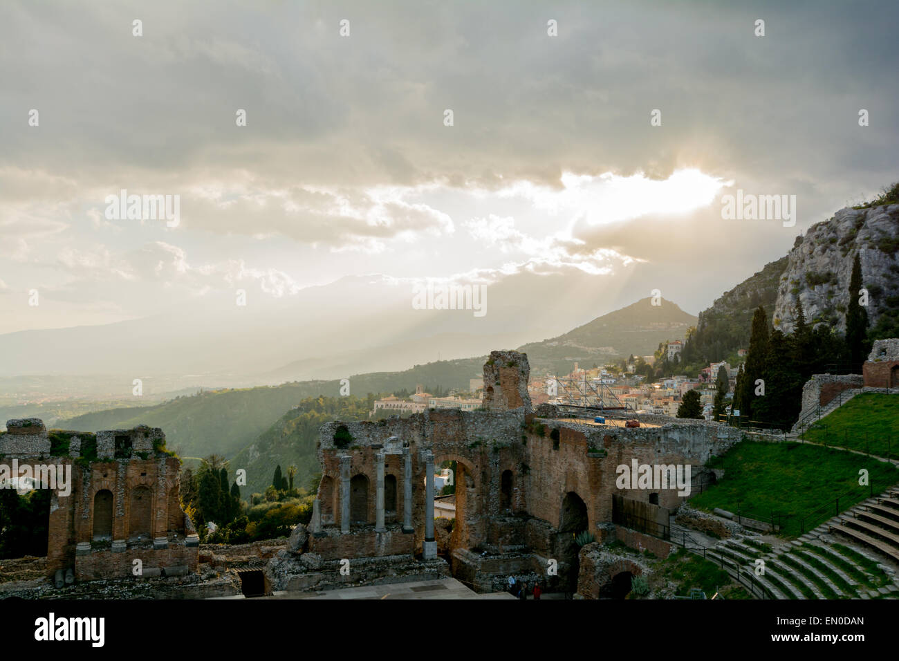 Ruinen der antiken griechischen Theater von Taormina, Sizilien Ätna mit seinen doppelten Snook tail im Hintergrund über das Morgen s Stockfoto