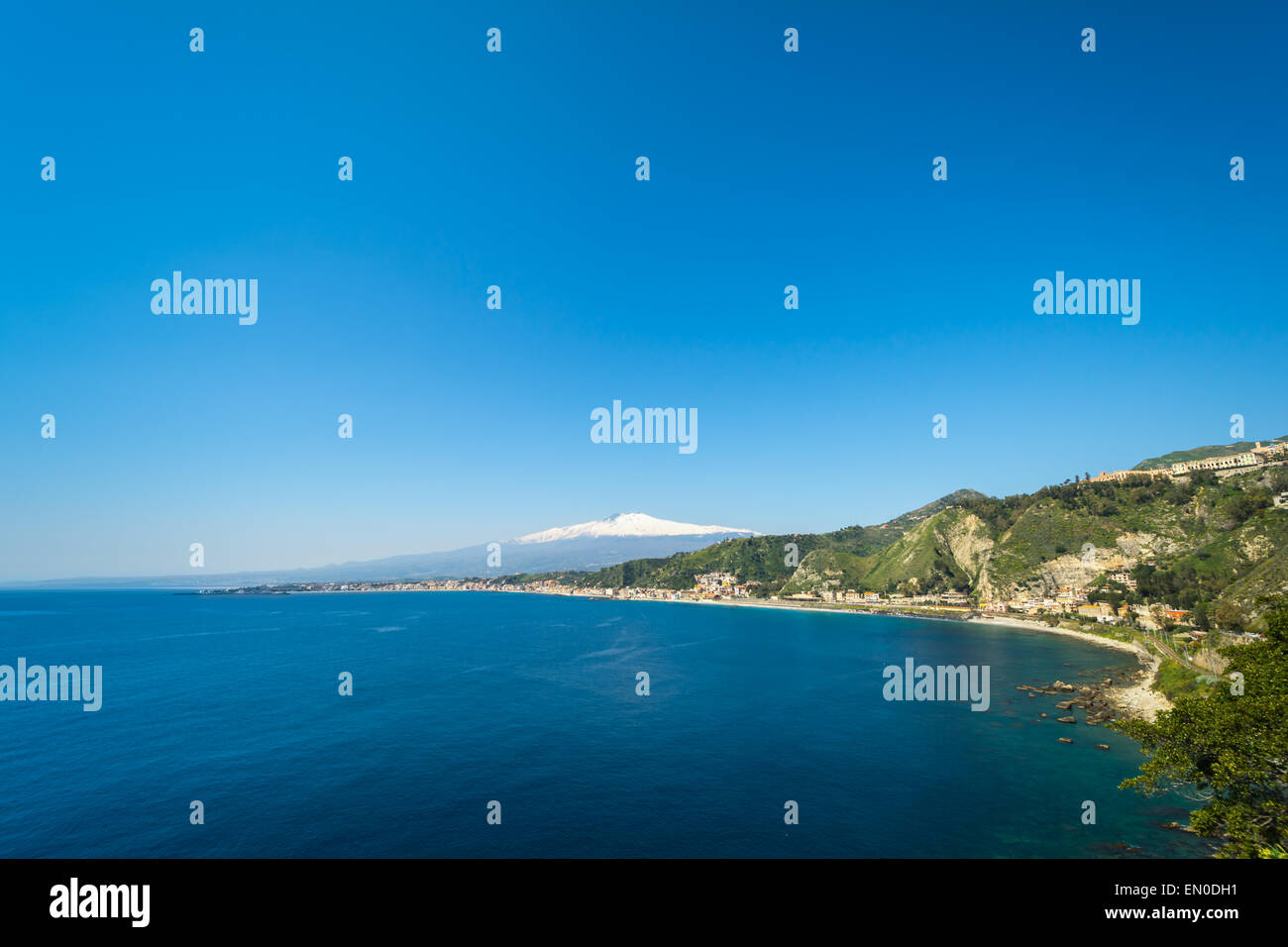 Stadt von Taormina in Sizilien mit Vulkan Ätna im Hintergrund Stockfoto