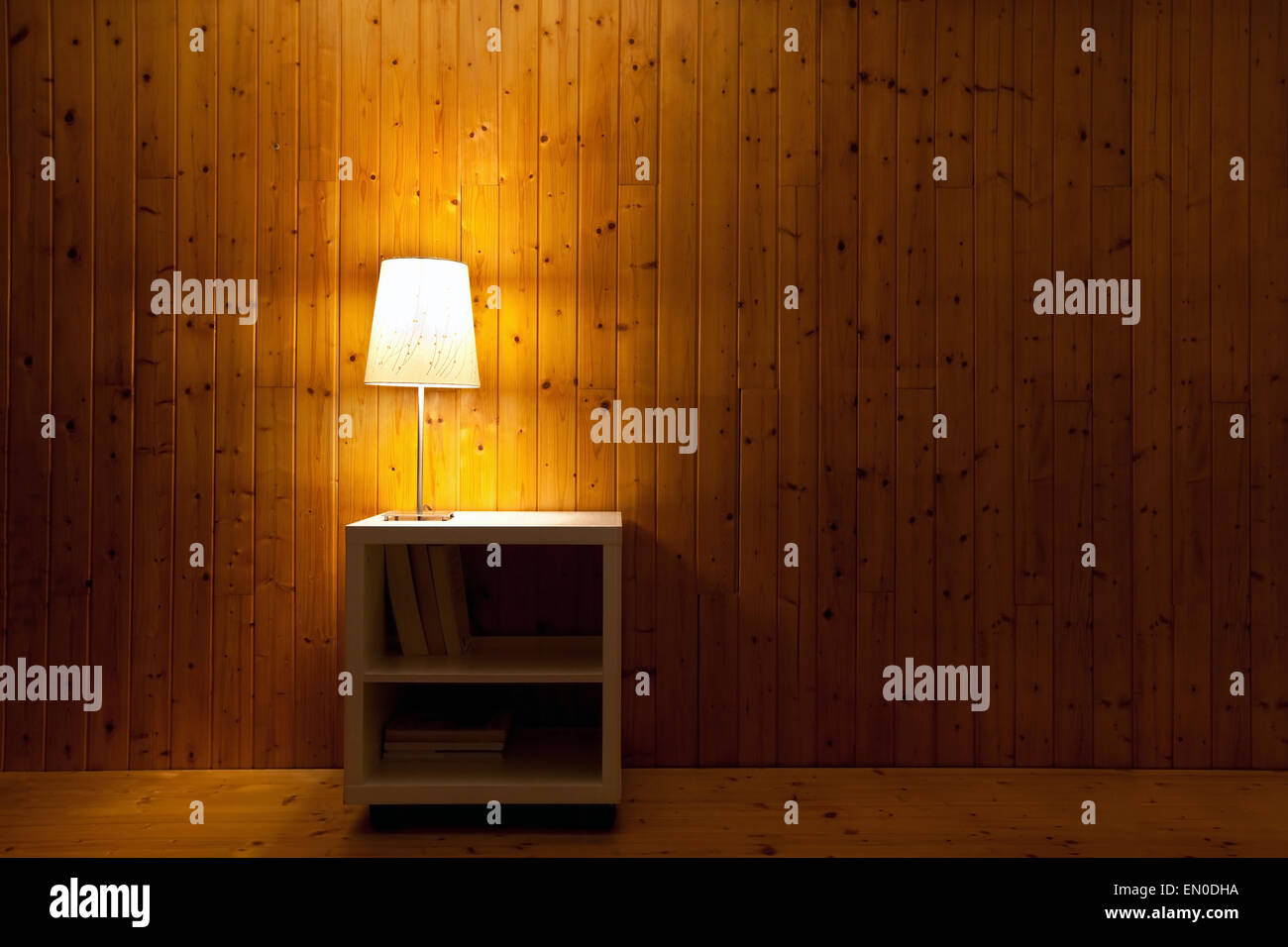 dunkle Interieur des Zimmers, Lampe Licht in der Nacht Stockfoto