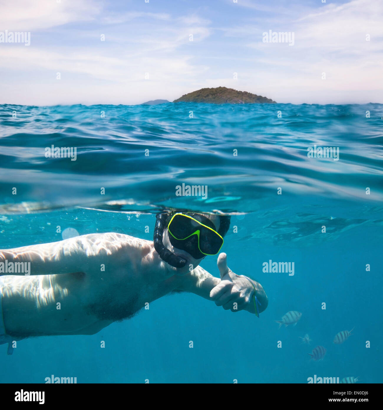 junger Mann Schnorcheln, Unterwasser-Split-Foto Stockfoto