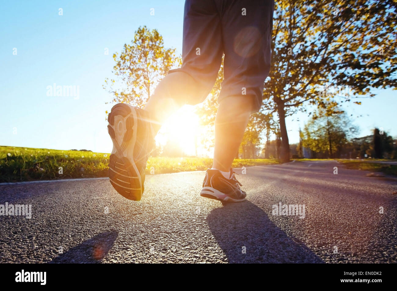 Fuß des Läufers bei Sonnenuntergang hautnah Stockfoto