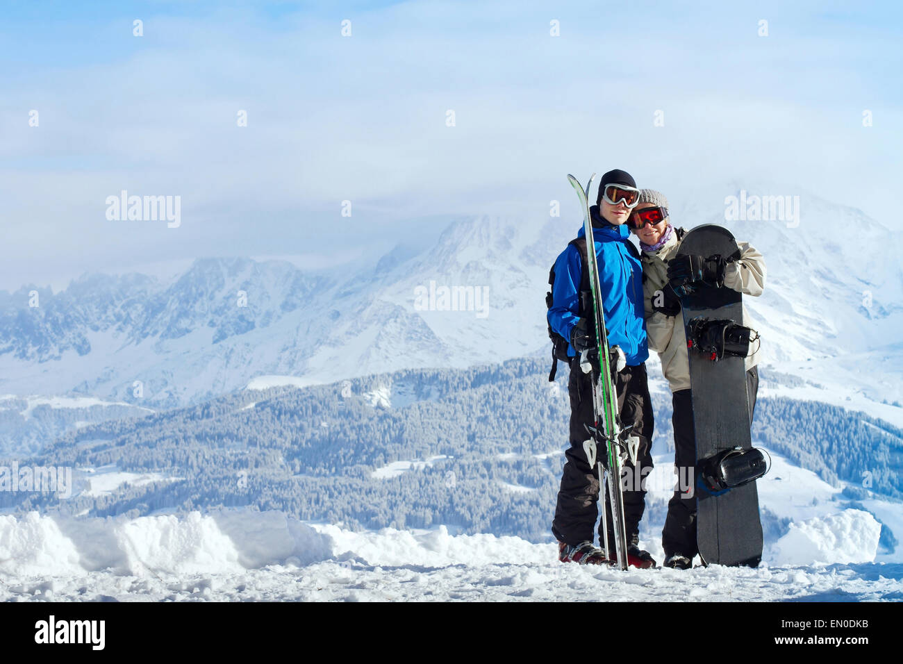 glückliches junges Paar im Ski-Urlaub Stockfoto