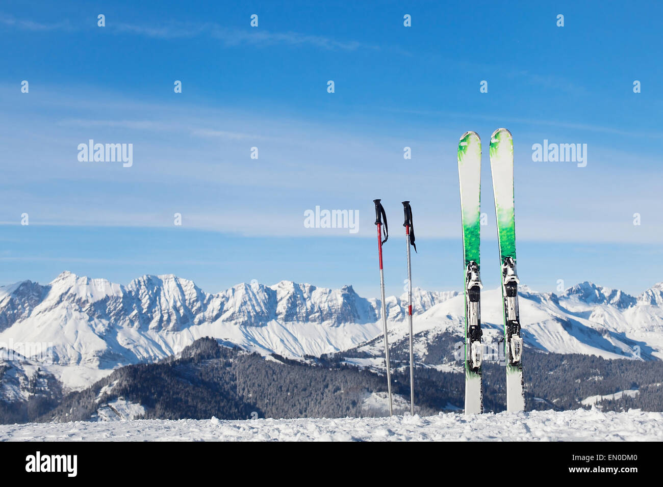 Skifahren in den Alpen, bereit für den Winterurlaub Stockfoto