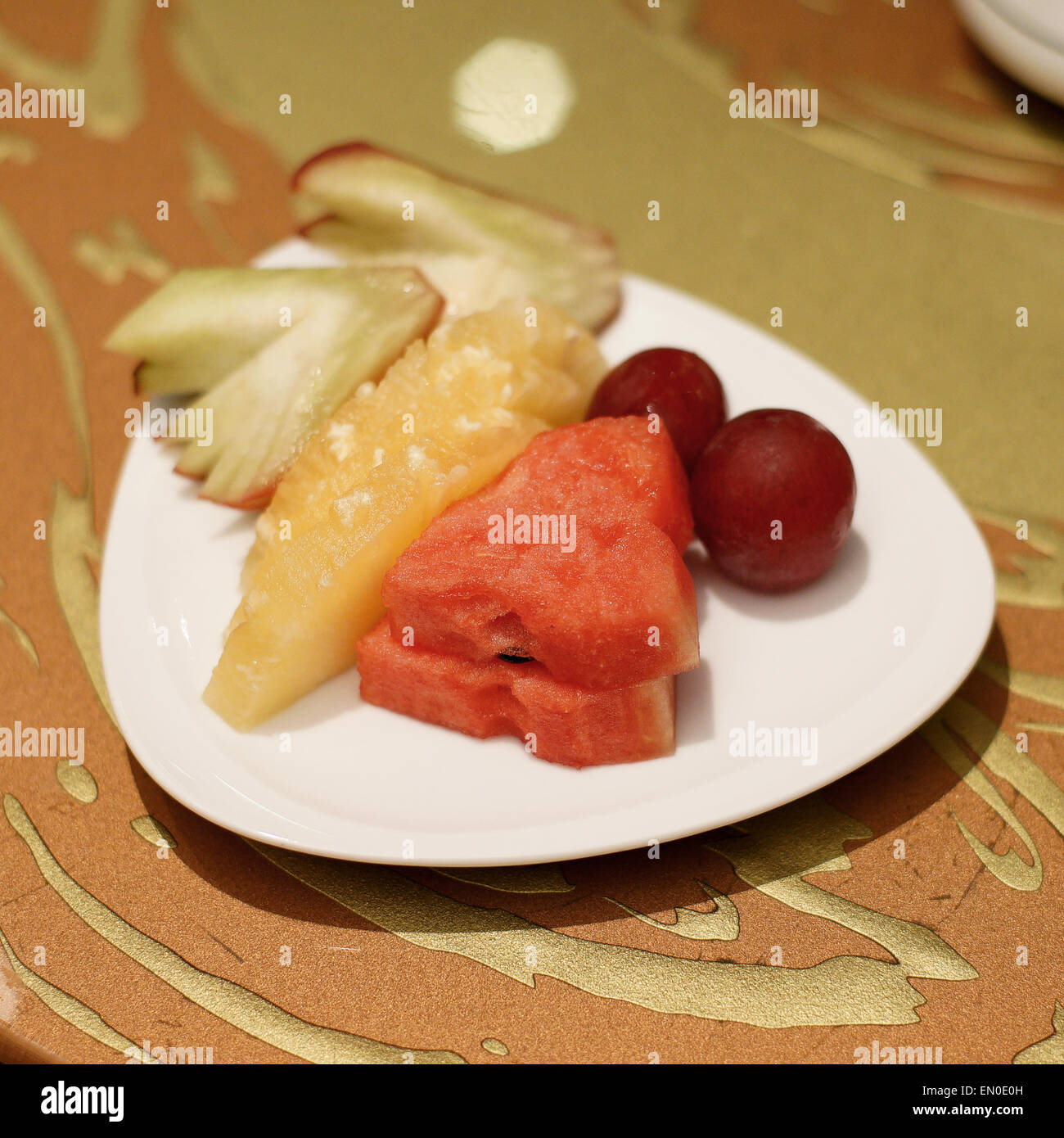 geschälte Früchte Rose Äpfel Ananas Wassermelone und Traube Stockfoto