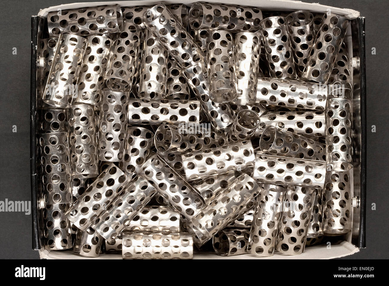 Nahaufnahme des alten Lockenwickler in einer Box Stockfoto