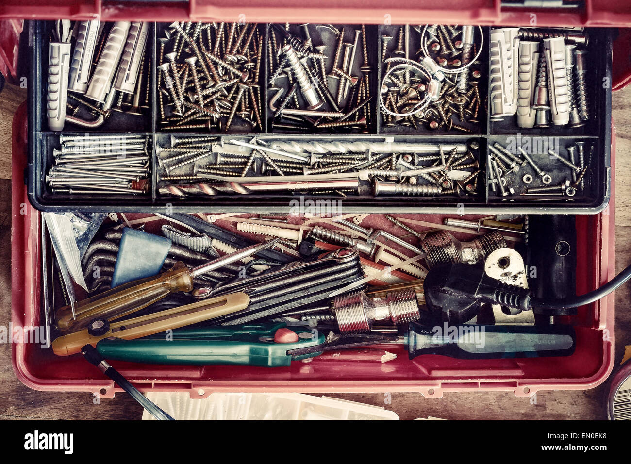 Tool-Box mit Vielzahl von Muttern, Bolzen, Unterlegscheiben usw... Stockfoto