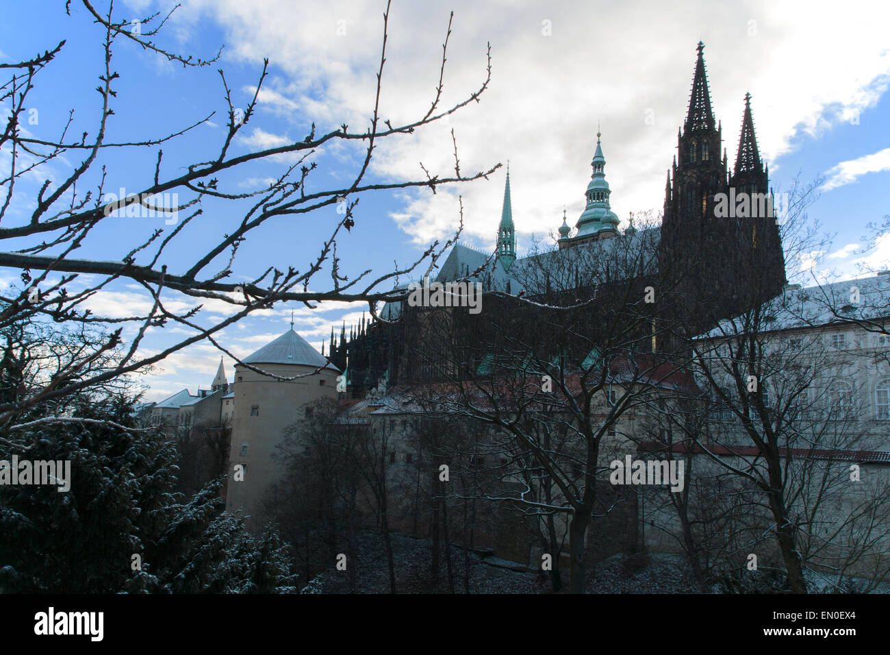 Alte Burg in der Stadt Prag, mit einem tiefen Graben und Zweigen von Bäumen umgeben. Stockfoto