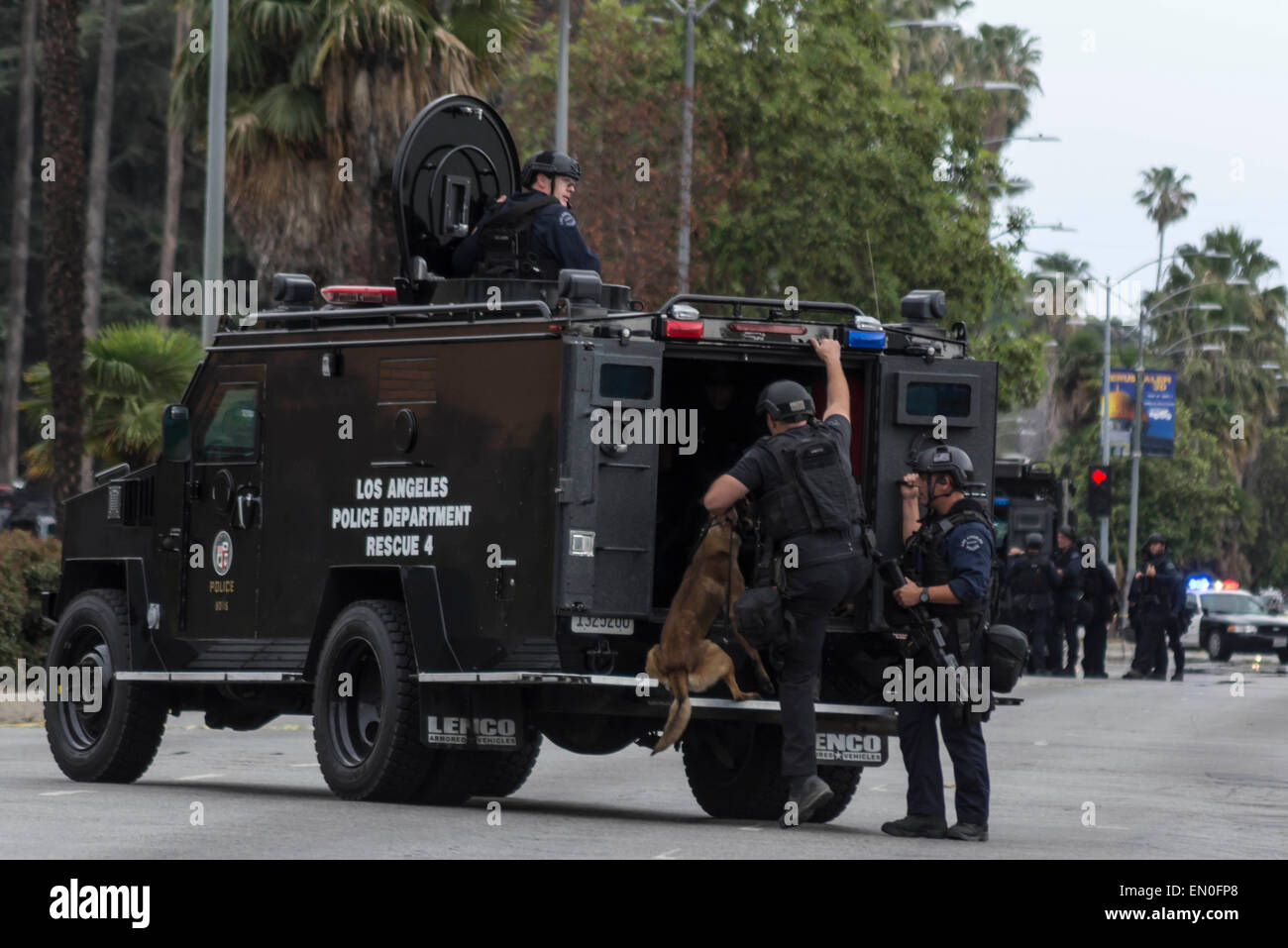 Los Angeles CA, USA 24. April 2015 Mitglieder des Los Angeles Police SWATTeams mit k9, während
