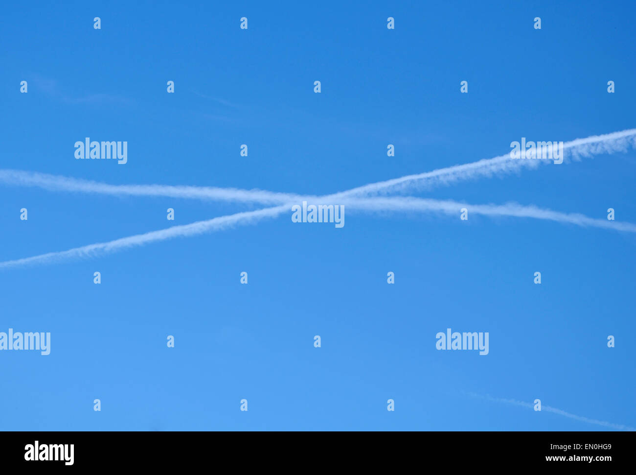 Zwei gekreuzte Kondensstreifen in klaren blauen Himmel Stockfoto Zwei gekreuzte Kondensstreifen in klaren blauen Himmel Stockfoto