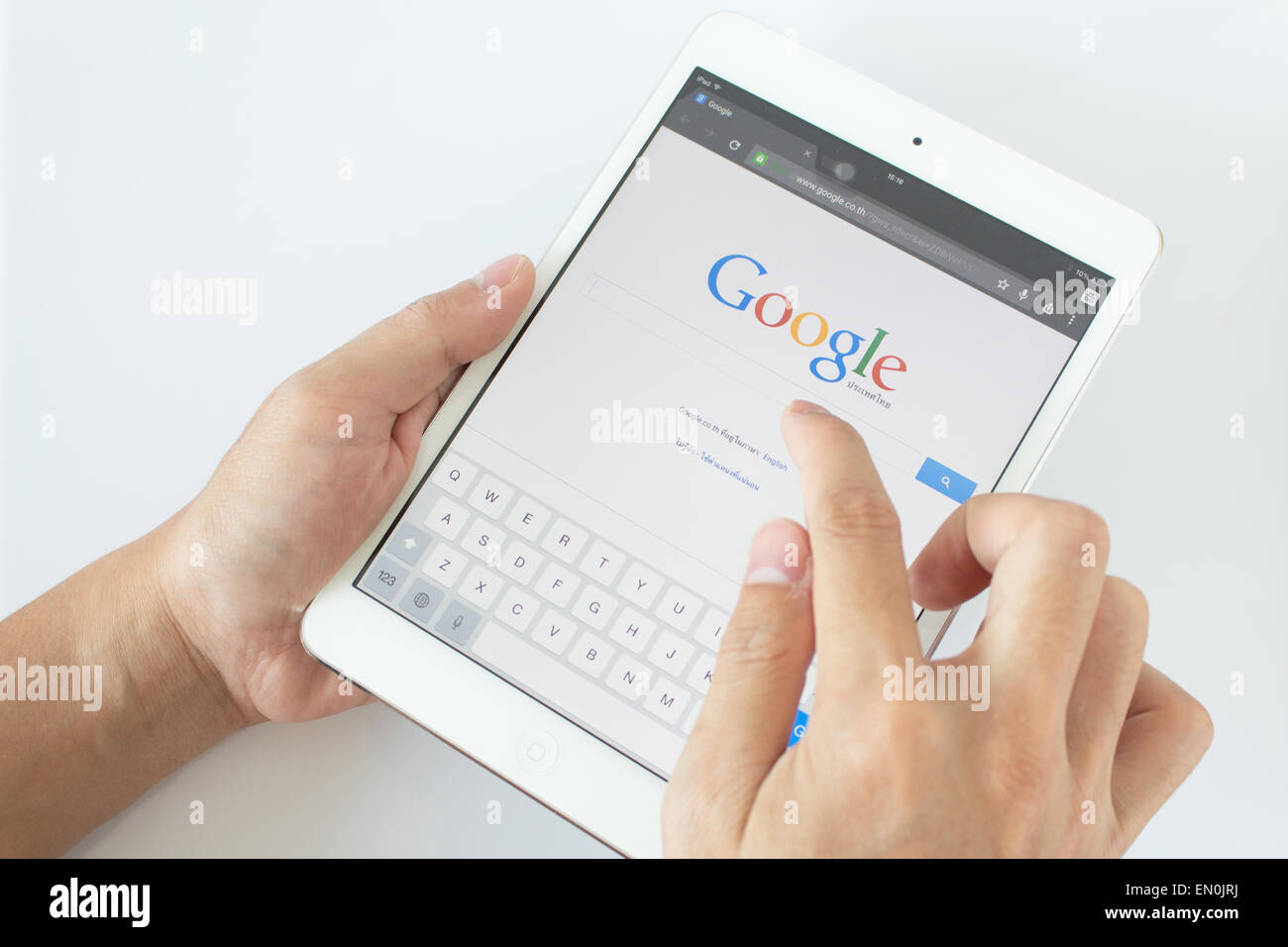Bangkok, Thailand - April 6: Mannhände auf Touchscreen-Gerät mit Google Serch zeigen. Google Serch ist Top in Serch engine Stockfoto