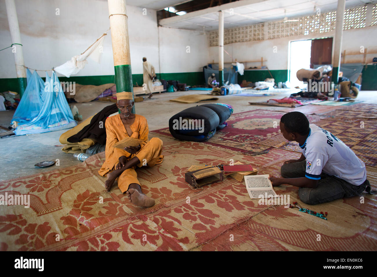 Muslimische Männer wurden von Gewalt in der Zentralafrikanischen Republik vertrieben. Sie fanden Zuflucht in und rund um die Moschee. Stockfoto