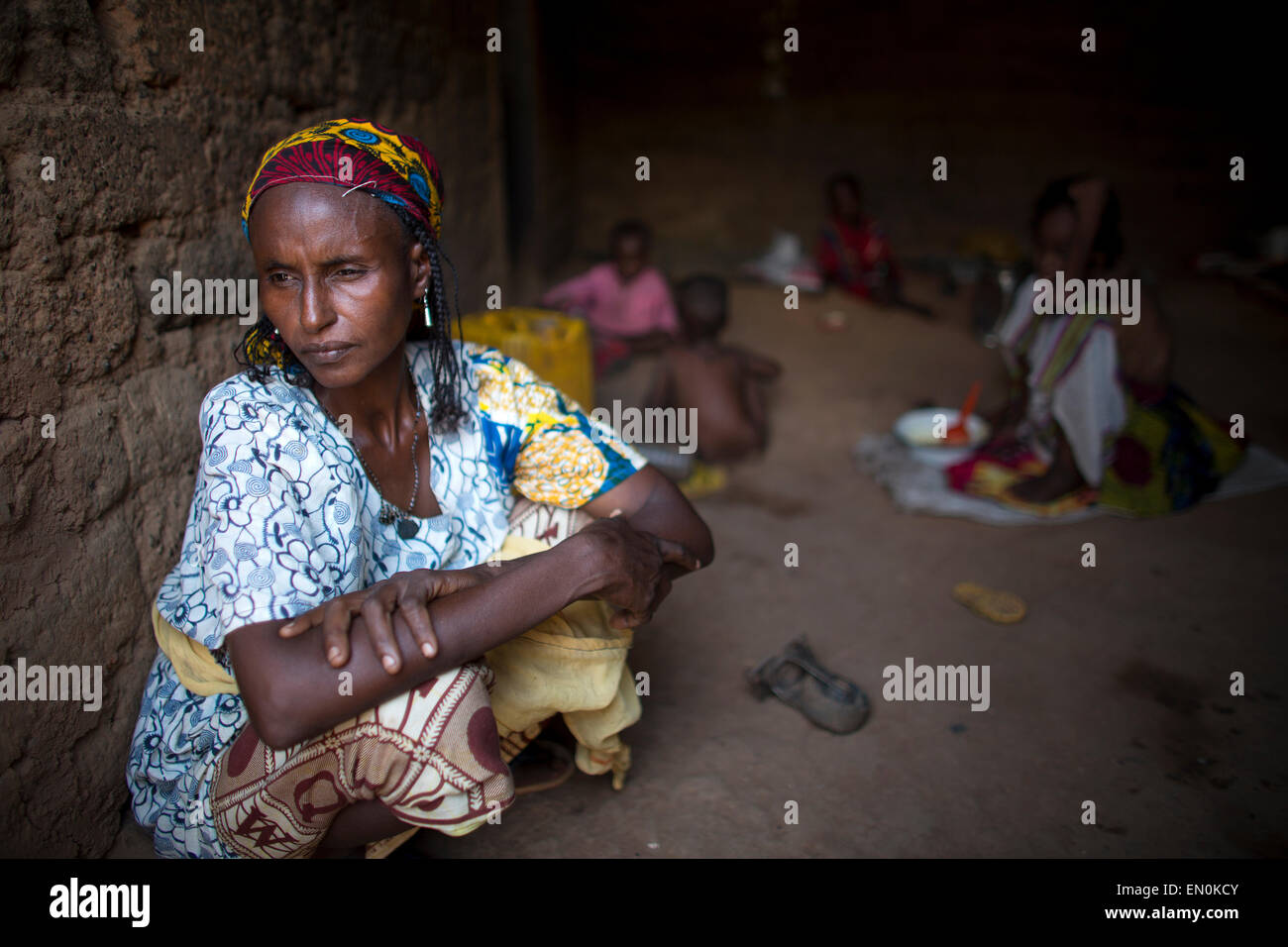 Muslimische Männer wurden von Gewalt in der Zentralafrikanischen Republik vertrieben. Sie fanden Zuflucht in und rund um die Moschee. Viele Menschen sind krank und verpassen Gesundheitsversorgung Stockfoto