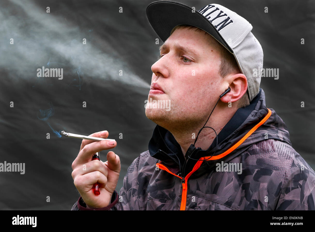Chris Cousins, Alter 33, von Kirkintilloch, Glasgow, rauchte eine Zigarette handgerollt, Glasgow Stockfoto
