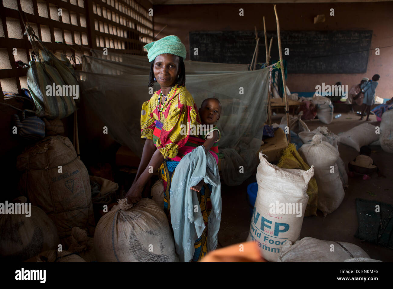 Vertriebene Muslime haben Zuflucht in einer Schule in Auto Stockfoto