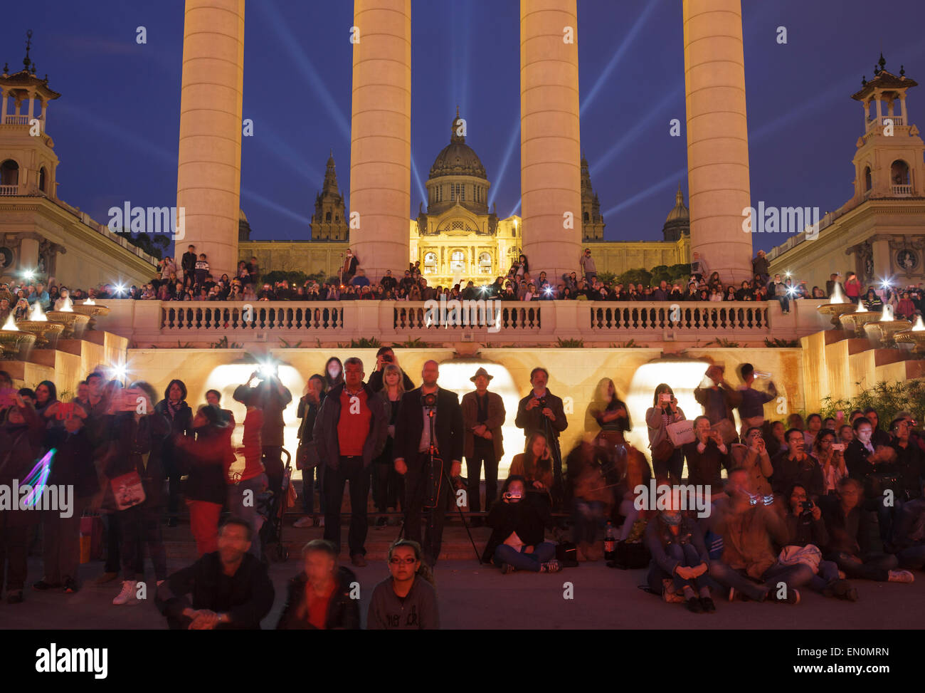 Menschen vor der nationalen Kunstmuseum von Katalonien, der magische Brunnen sehen, Barcelona, Katalonien, Spanien Stockfoto