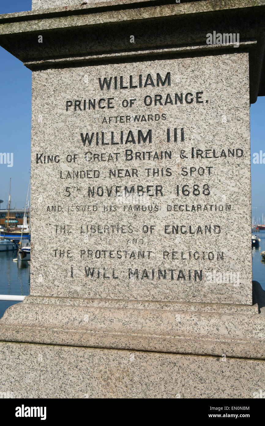 Enscription unter der Statue von William Prince of Orange in Brixham, Kennzeichnung seiner Anlegestelle im Vereinigten Königreich Stockfoto