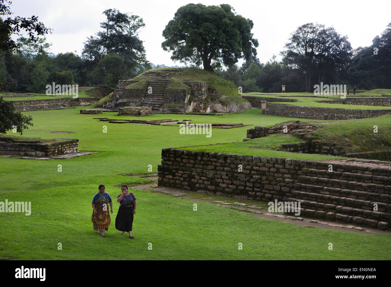Kaminaljuyú (Ort der Vorfahren) archäologische Park wird noch von Maya verwendet, um Gebete zu bieten Stockfoto
