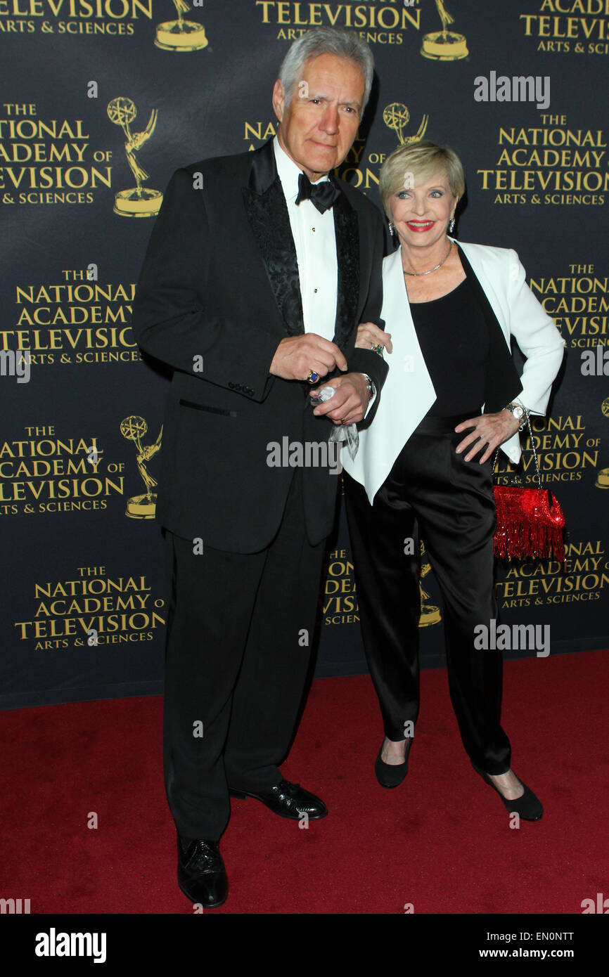 Los Angeles, Kalifornien, USA. 24. April 2015. Florence Henderson; Alex Trebek besuchen Sie The Creative Emmy Awards 2015 im Universal Hilton am 24. April 2015 in Universal City, Kalifornien, USA. Bildnachweis: TLeopold/Globe Fotos/ZUMA Draht/Alamy Live-Nachrichten Stockfoto