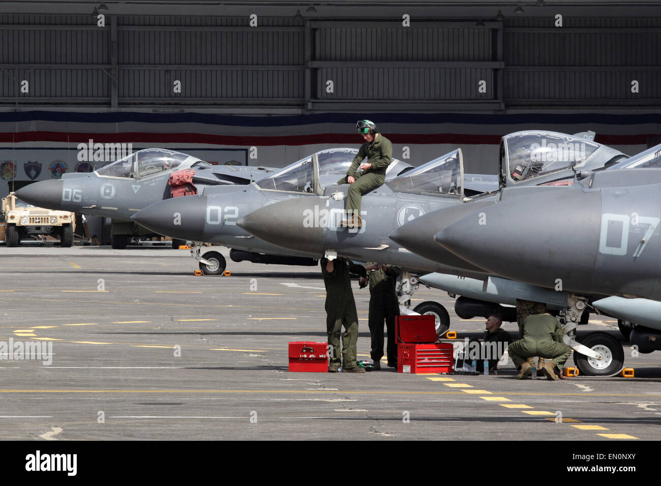 Pampanga, Philippinen. 25. April 2015. US-Soldaten reparieren einen AV-8 b Harrier II Plus Jet während eine statische Darstellung der Flugzeuge der Streitkräfte der Philippinen und den Vereinigten Staaten als Teil der 2015 RP-US Balikatan Übungen bei Clark Air Force in der Provinz Pampanga, Philippinen, am 25. April 2015. Die "Schulter an Schulter" (lokaler Name: Balikatan) Übungen begann an Standorten in fünf Provinzen der Philippinen am 20. April mit 11.500 Filipino und US militärisches Personal. Bildnachweis: Rouelle Umali/Xinhua/Alamy Live-Nachrichten Stockfoto