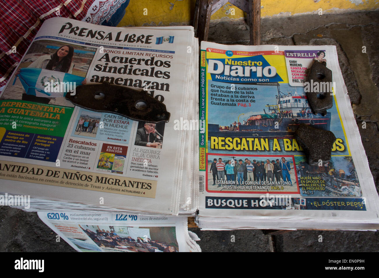 tägliche Zeitung Verkäuferin in Antigua, Guatemala Stockfoto