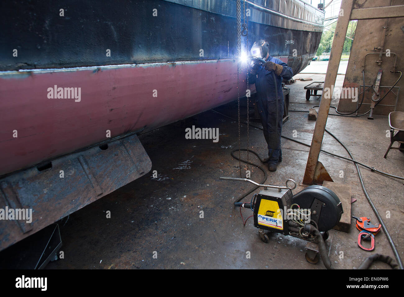 Schweißen auf einem Schiff in Holland Stockfoto