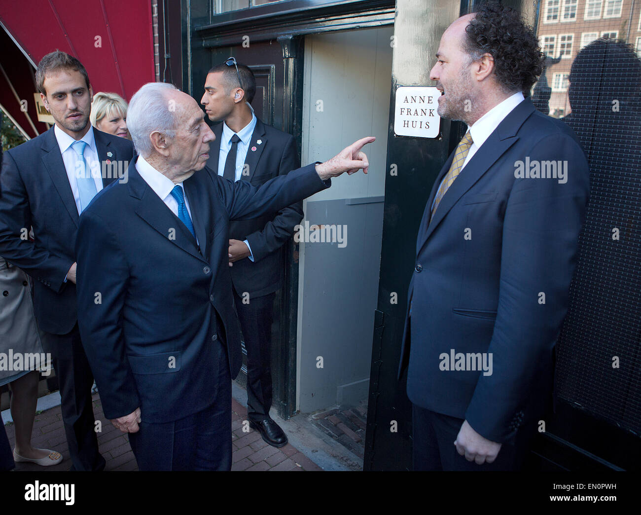 Shimon Peres (90) besucht Anne frank Haus in Amsterdam, von Ronald Leopold, Direktor des Museum begrüßt. Stockfoto
