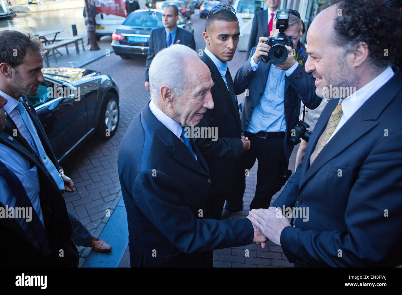 Shimon Peres (90) besucht Anne frank Haus in Amsterdam, von Ronald Leopold, Direktor des Museum begrüßt. Stockfoto