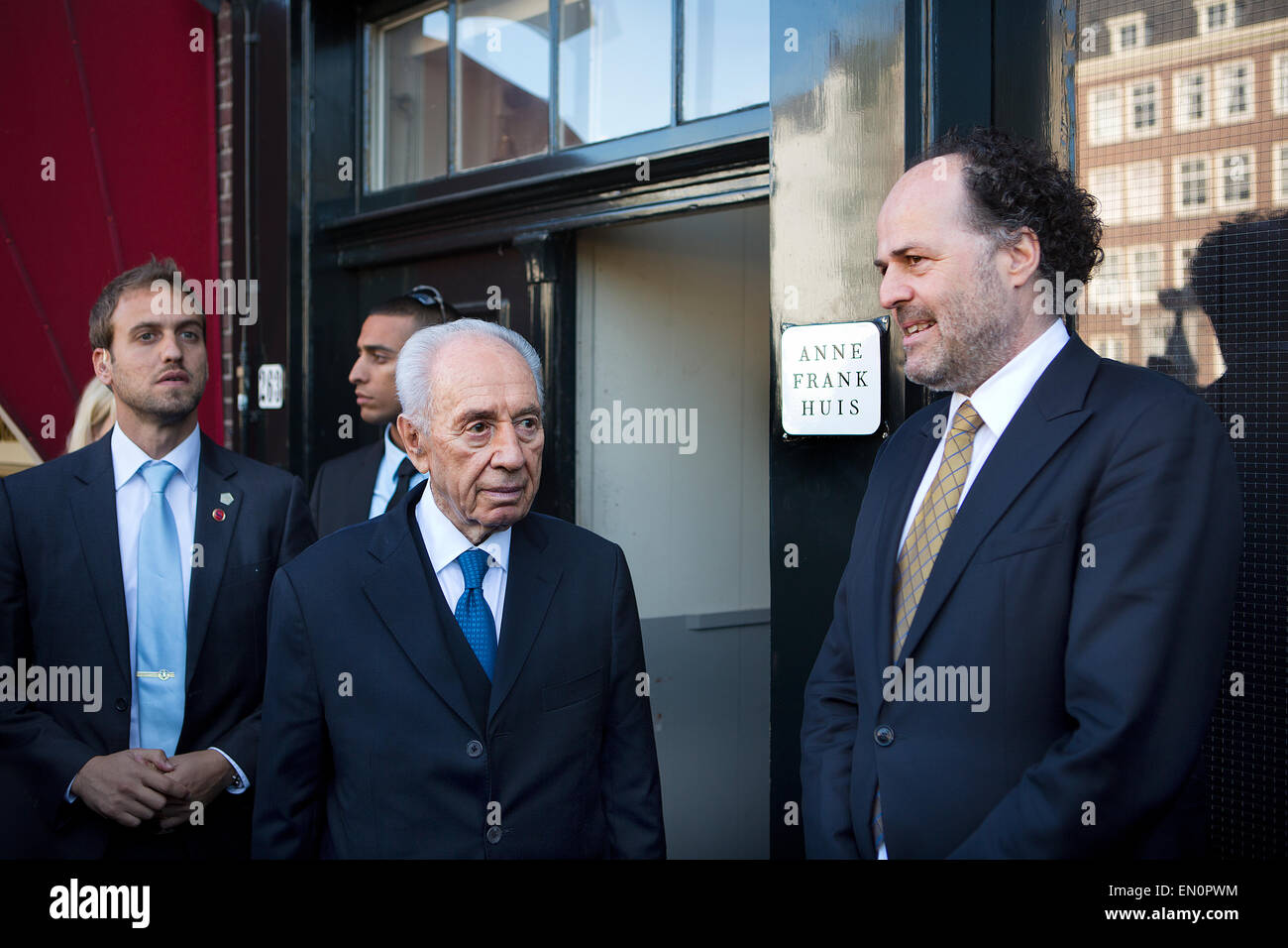 Shimon Peres (90) besucht Anne frank Haus in Amsterdam, von Ronald Leopold, Direktor des Museum begrüßt. Stockfoto