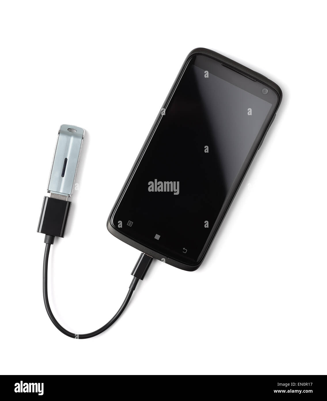Smartphone mit USB-Stick, isoliert auf weiss Stockfoto