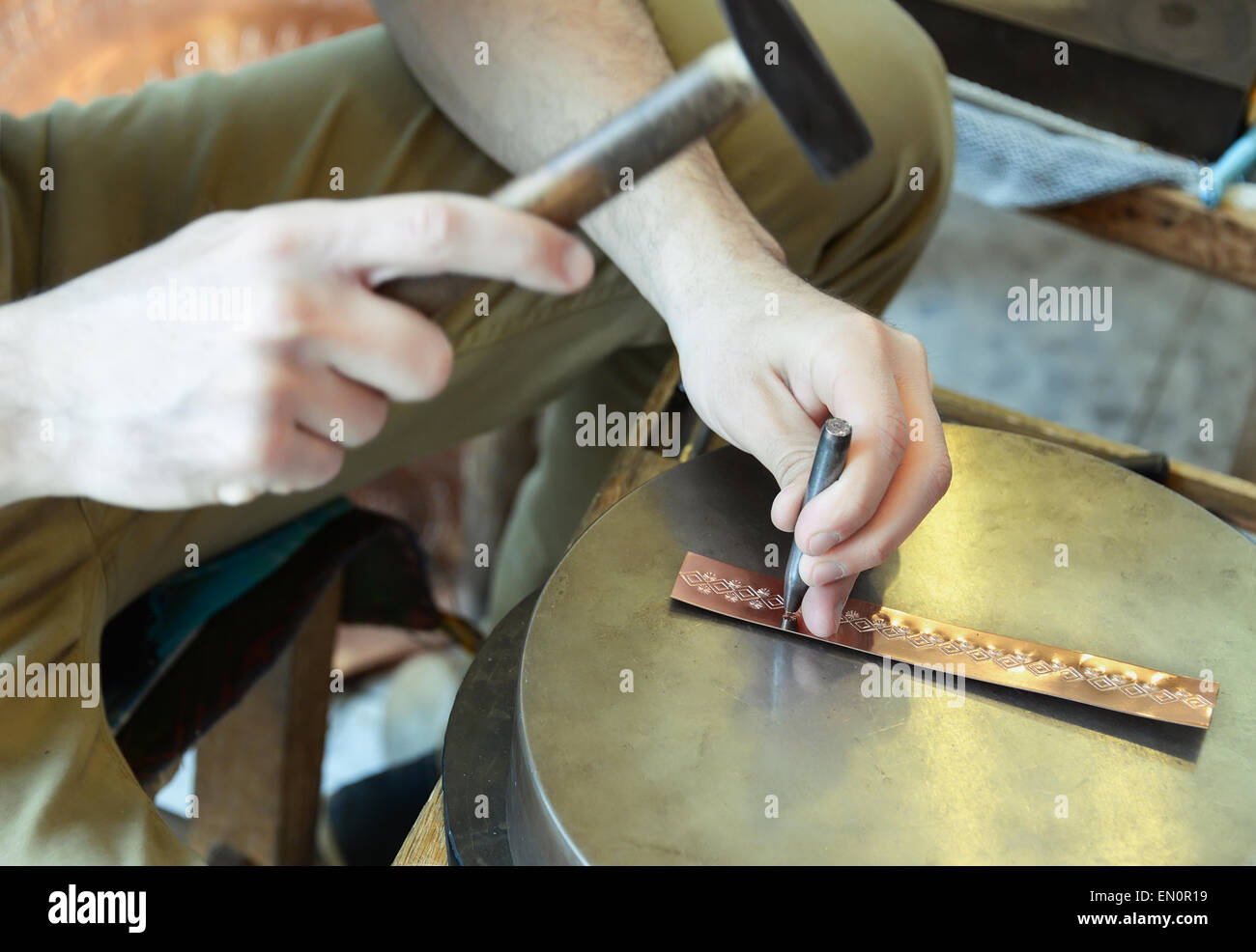 Handwerker macht Kupfer Armband Stockfoto