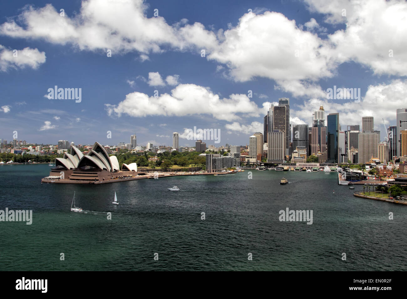 Panorama von Sydney Cove und der Hafen von Sydney, Australien, Blick auf die Skyline von Sydney und das Sydney Opera House. Stockfoto