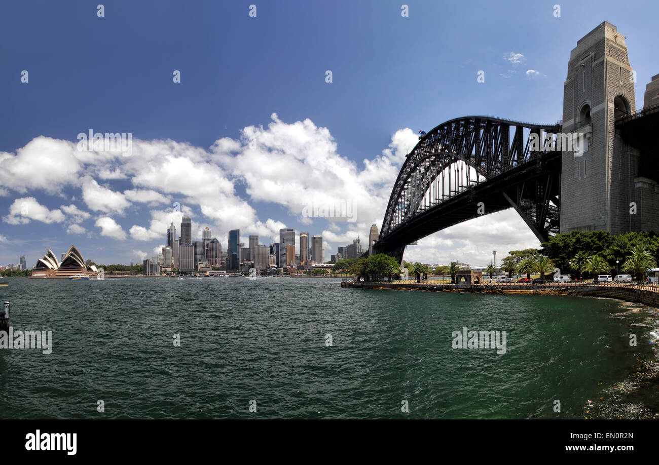 Panorama von Sydney Cove und den Hafen von Sydney, Australien, Blick auf die Skyline von Sydney und das Sydney Opera House. Stockfoto