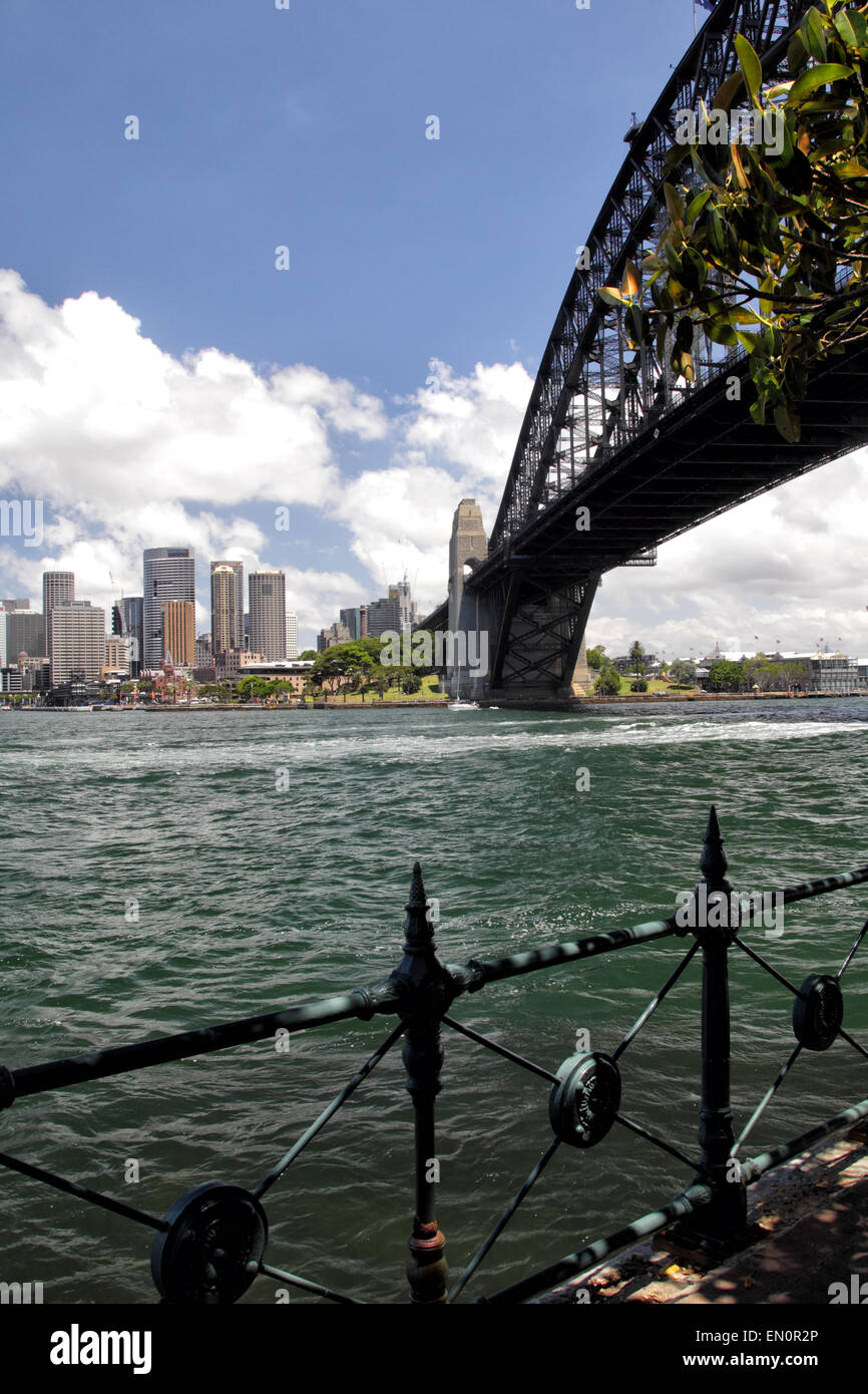Sydney Harbour Bridge und der Innenstadt von Sydney, Australien. Von Kirribilli gesehen. Stockfoto