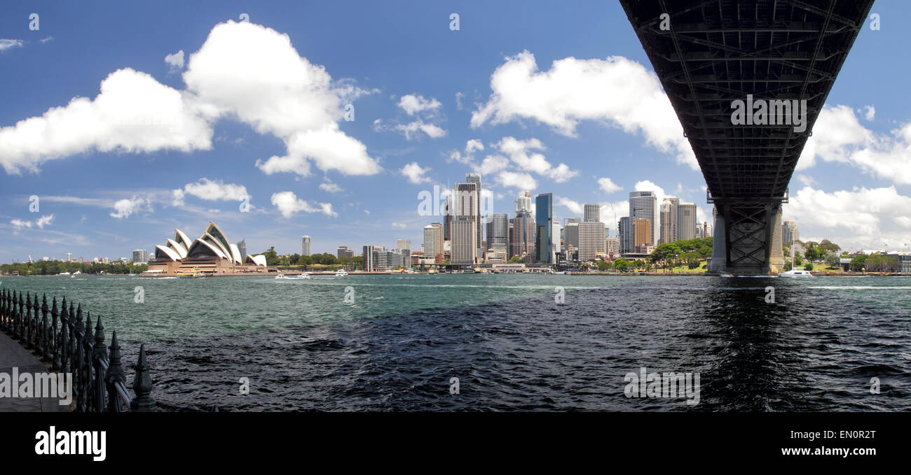 Panorama von Sydney Cove und den Hafen von Sydney, Australien, Blick auf die Skyline von Sydney und das Sydney Opera House. Stockfoto