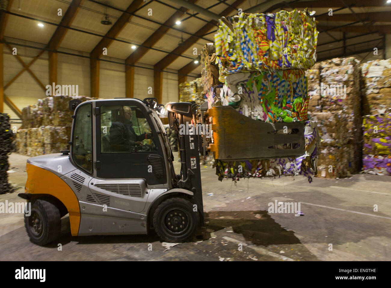 Recyclinganlage für Abfälle aus Kunststoff und Papier Stockfoto