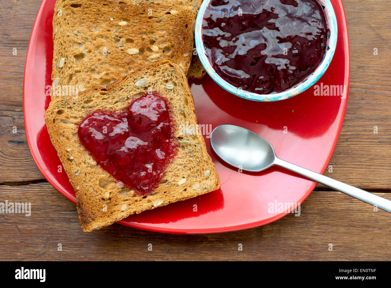 gebratenen Toast und Marmelade auf die rote Platte Stockfoto