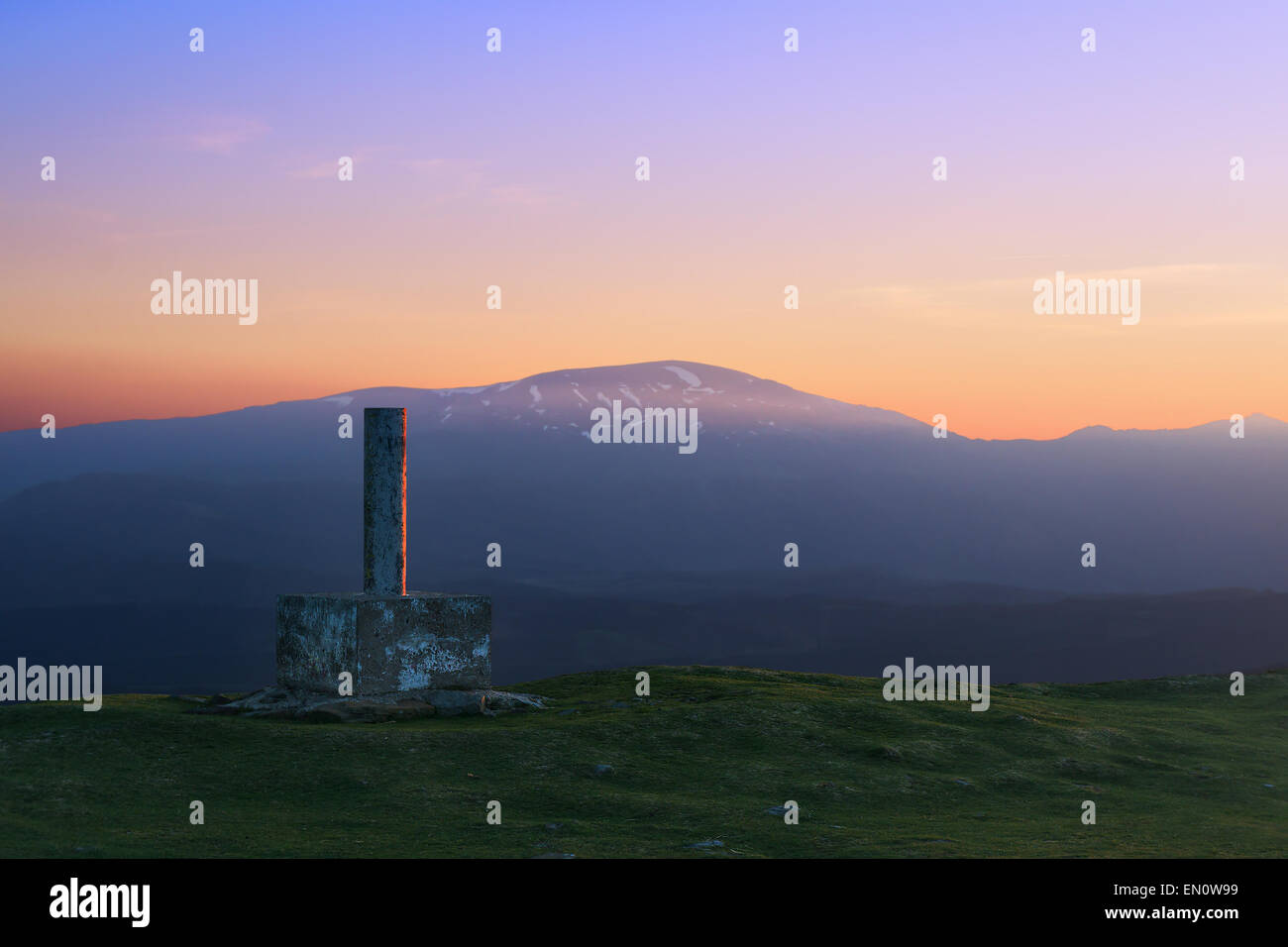 trigonometrischen Punkt in Urkiolamendi mit Blick auf den Berg Gorbea Stockfoto
