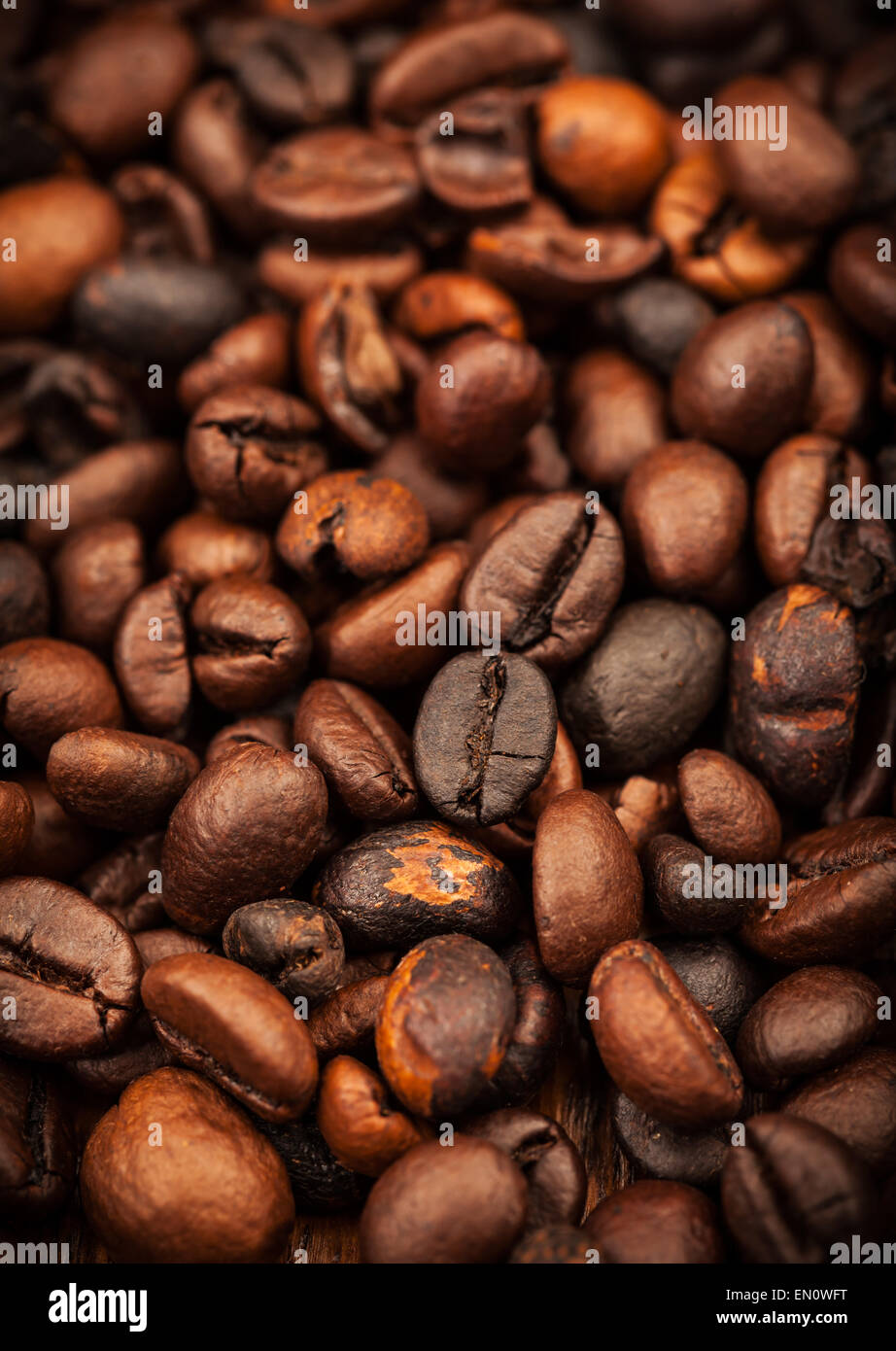 Geröstete Kaffeebohnen als Hintergrund Stockfoto