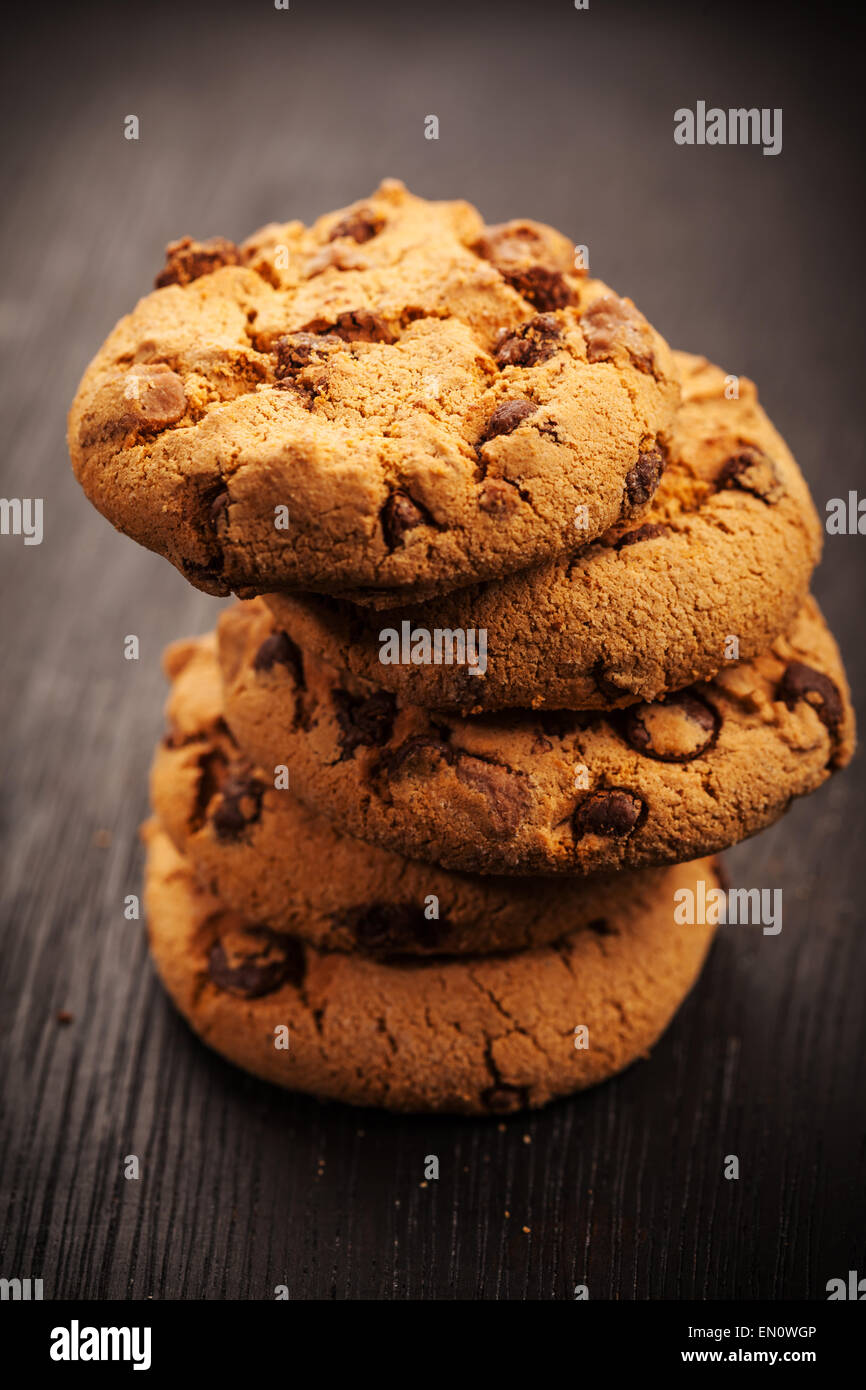 Haufen von Schokolade Cookies auf Holztisch Stockfoto