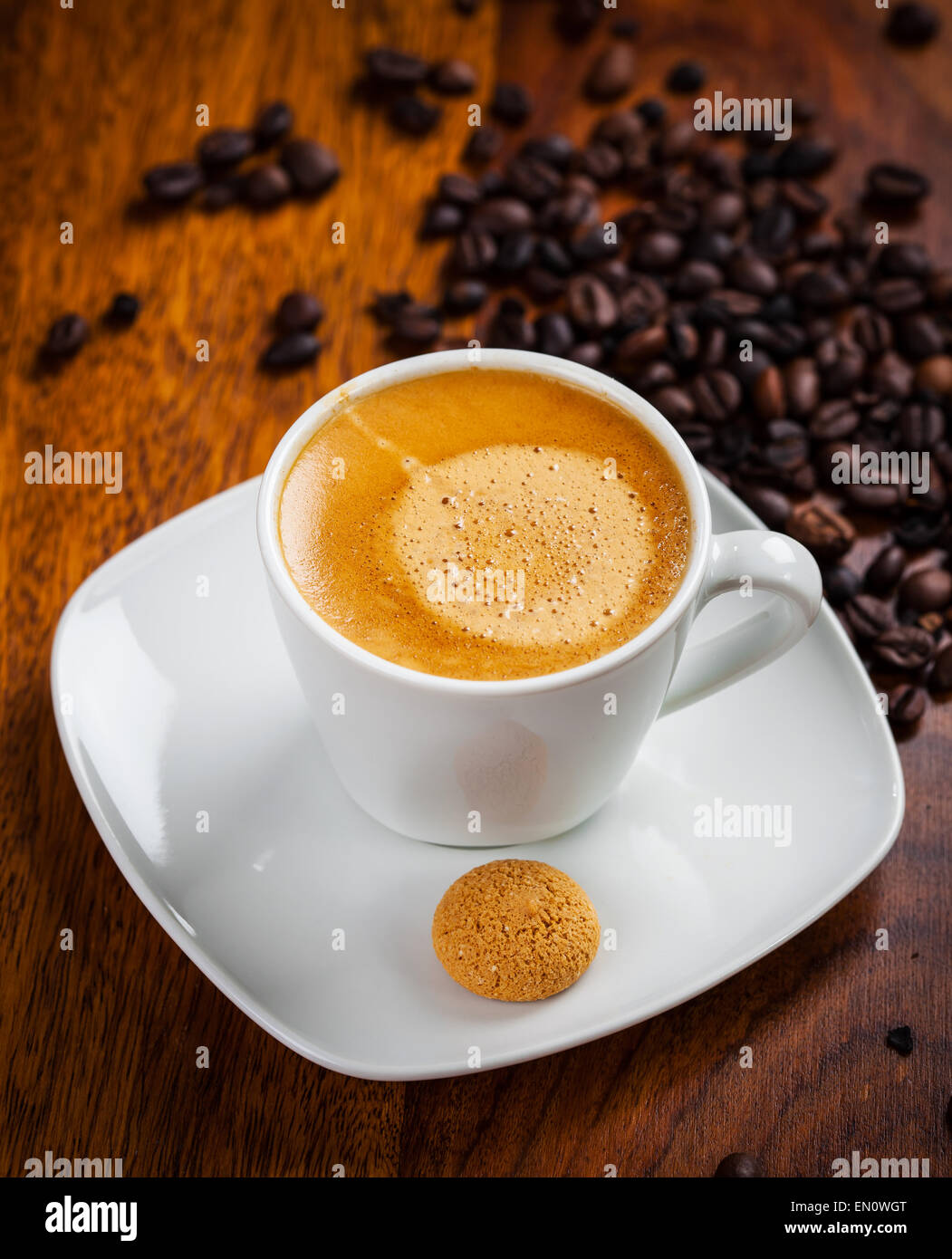 Espresso-Tasse mit Kaffeebohnen im Hintergrund Stockfoto