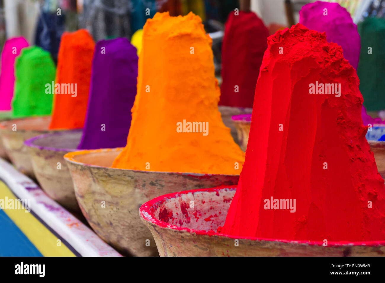 Haufenweise bunten pulverisierte Farbstoffe für Holi-fest. Ein Indien Stockfoto