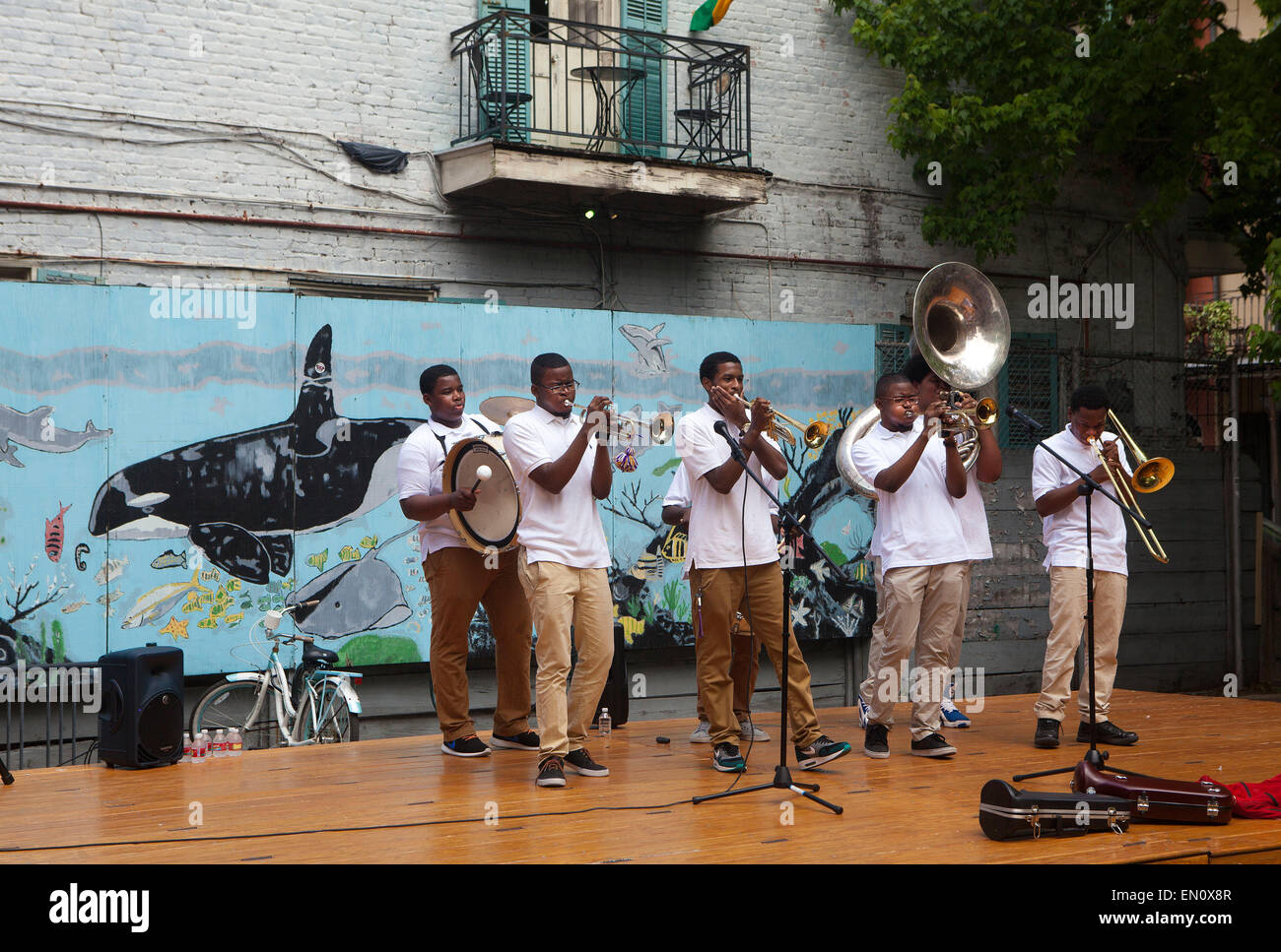 NEW ORLEANS, Louisiana, USA: Juniorazz Band spielt auf dem French Quarter Festival Stockfoto